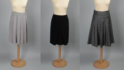 null RODIER
Ensemble de trois jupes:
une jupe en polyester noir de forme légèrement...