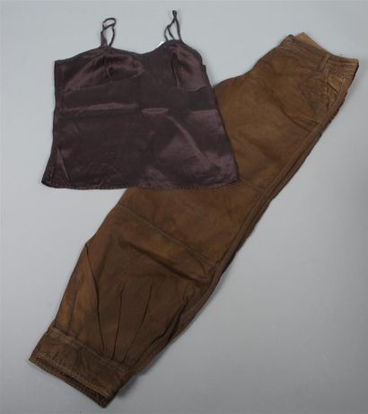 null DIESEL, ANONYME
Ensemble comprenant pantalon en toile enduite marron (T. 28)...