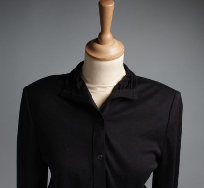 null GUY LAROCHE 
Robe en jersey de coton noir resserrée à la taille, manches longues....