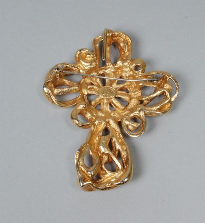 null CHRISTIAN LACROIX 
Broche croix stylisée en métal doré. 
Signée. 
H. 9 x 7 cm...
