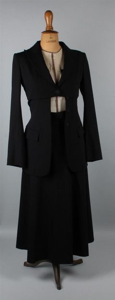 null PLEIN SUD 
Tailleur en laine noir comprenant une jupe taille haute longueur...