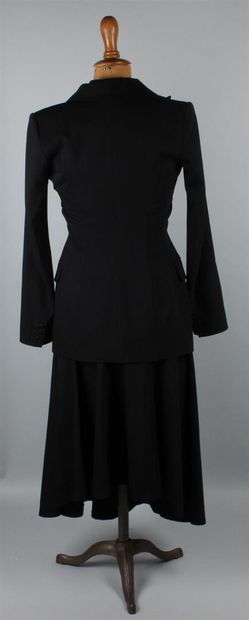 null PLEIN SUD 
Tailleur en laine noir comprenant une jupe taille haute longueur...