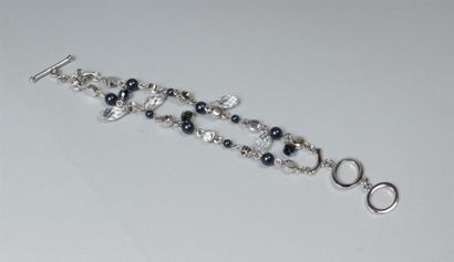 null SWAROVSKI 
Bracelet en métal argenté à double rang de perles de verres facetté...