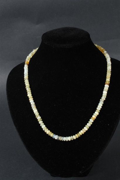 null COLLIER composé de perles d'opales- Long.: 21 cm.