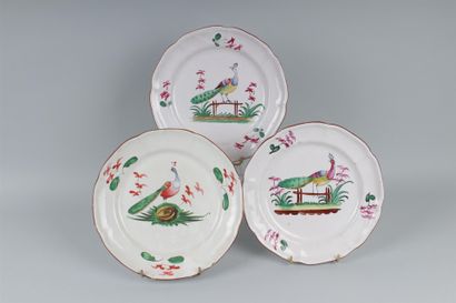 null LES ISLETTES. 
Trois assiettes à décor polychrome d'un paon perché au centre...