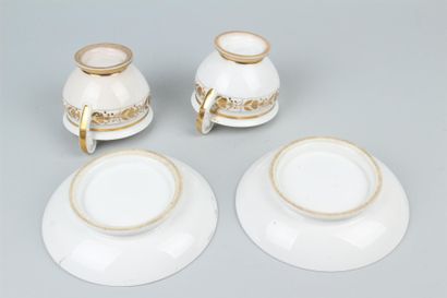 null PARIS 
 Deux tasses et sous tasses en porcelaine blanche à décor or.
H. 7,6...