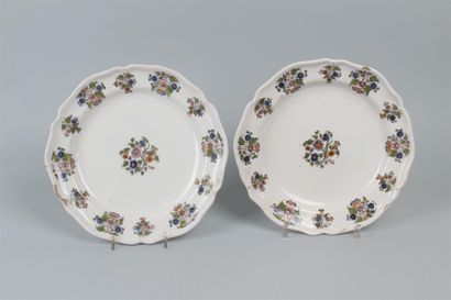 null MOUSTIERS. Paire d'assiettes à bord contourné à décor floral polychrome. XVIIIème...