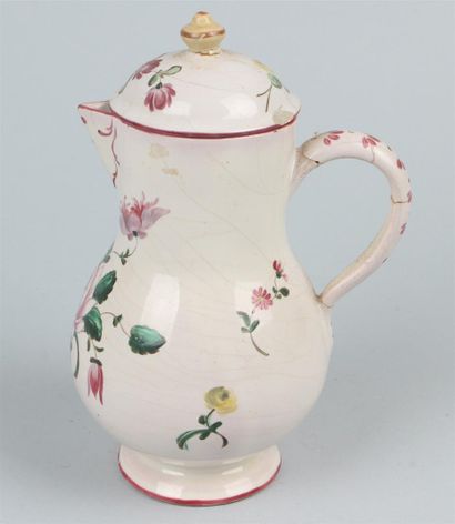 null LUNEVILLE - Petit pichet couvert en à décor floral polychrome. 
XVIIIe siècle
H....