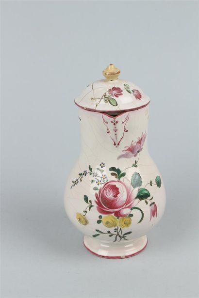null LUNEVILLE - Petit pichet couvert en à décor floral polychrome. 
XVIIIe siècle
H....