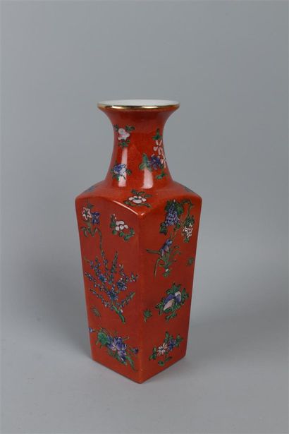 null CHINE. 
Vase à section carrée à décor polychrome de fleurs sur fond rouge.
...