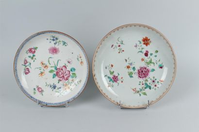 null CHINE. 
Deux assiettes creuses en porcelaine à décor polychrome de fleurs (roses,...