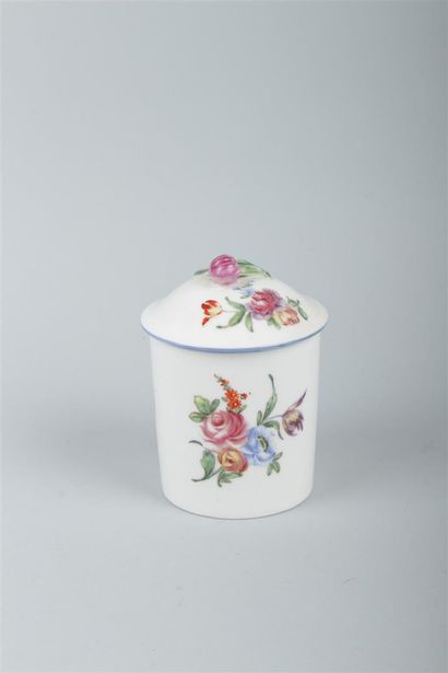 null MENNECY ? Pot à jus couvert en porcelaine tendre décorée en polychromie de fleurs....