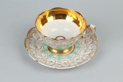 null ALLEMAGNE 
Tasse à thé et sa sous tasse en porcelaine blanche à décor en relief...