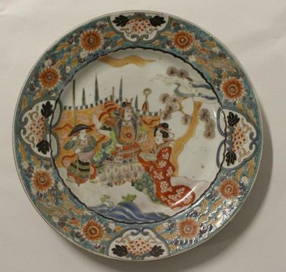 null CHINE. 
Assiette ronde en porcelaine à décor polychrome de guerriers et d'une...