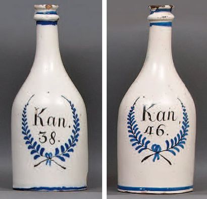 BRUXELLES Deux bouteilles à décor en noir et bleu des inscriptions : Kan 38 et Kan...