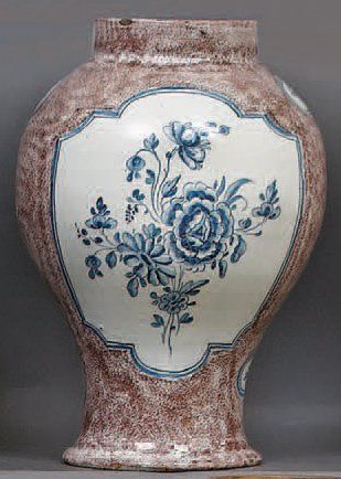 NORD (Bruxelles) Vase de forme balustre à décor en camaïeu bleu d'un bouquet de fleurs...