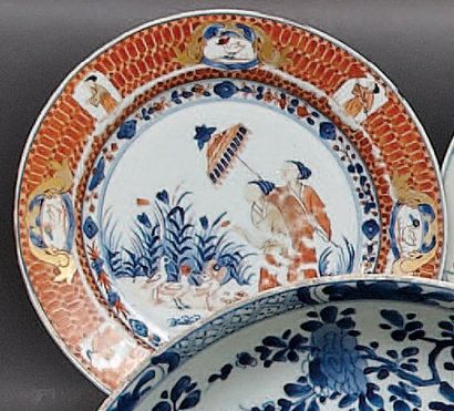 CHINE Assiette ronde décorée en bleu sous couverte, rouge de fer et or du motif «...