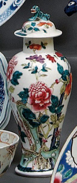 CHINE Petit vase couvert de forme balustre décoré en émaux de la famille rose de...