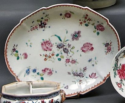 CHINE Présentoir ovale à bord contourné décoré en émaux de la famille rose de fleurs....