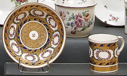 CHINE Suite de six assiettes octogonales décorées en émaux de la famille rose d'échassiers...