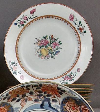 CHINE Suite de sept assiettes rondes décorées en émaux de la famille rose de fleurs,...