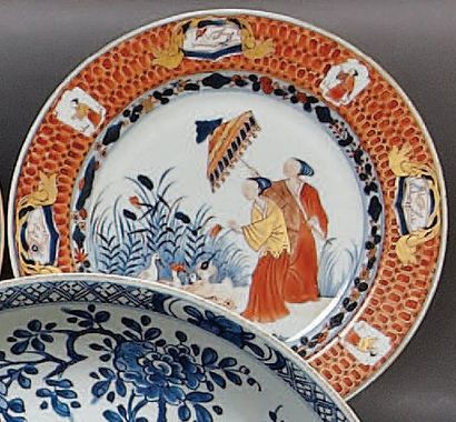 CHINE Assiette ronde décorée en bleu sous couvert, rouge de fer et or du motif «...