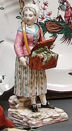 LUNEVILLE Statuette représentant « la marchande marmottes » XIXème siècle. H. 17,5...