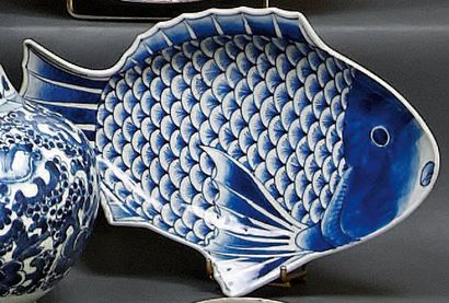 JAPON Ravier en forme de poisson décoré en bleu sous couverte. Marqué. XIXème si...