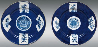 TOURNAI ET CHINE Deux assiettes à décor en camaïeu bleu au centre une fleur dans...