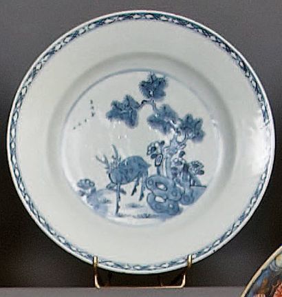 CHINE Douze assiettes rondes à décors divers en bleu sous couverte de cervidé, de...