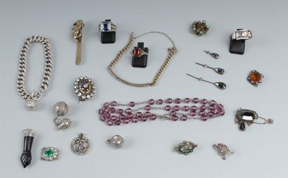 null LOT EN ARGENT 925°/oo et métal comprenant : colliers, bagues, broches, pendentifs...
Poids...