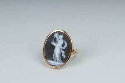 null BAGUE en or jaune 750°/oo sertie d'un camée agate ovale figurant une nymphe...