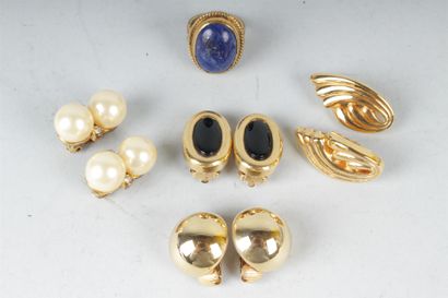 null LOT EN METAL doré orné de perles d'imitation comprenant : quatre paires de boucles...