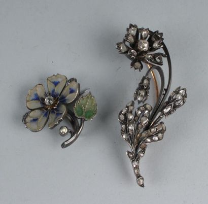 null BROCHE "fleur" en argent 925°/oo ornée de diamants taillés en rose et de taille...