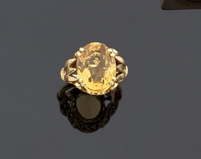 null BAGUE en or jaune 750°/oo à décor de feuillages ornée au centre d'une citrine...