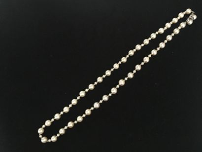null COLLIER de trente-huit perles de culture choker alternées de trente-sept perles...