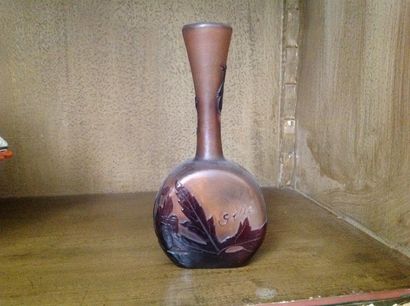 null GALLE
Vase soliflore à long col conique sur base ovoïde aplatie.. Epreuve en...