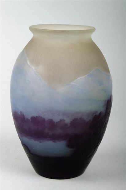 null GALLE
Vase ovoïde épaulé à petit col conique. Epreuve en verre multicouche violet...