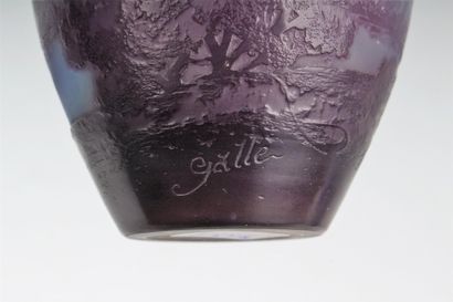 null GALLE
Vase ovoïde épaulé à petit col conique. Epreuve en verre multicouche violet...