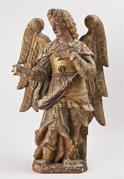 null STATUE en bois sculpté partiellement peint et doré figurant un ange vétu à l'Antique....