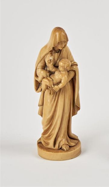 null STATUETTE en ivoire sculpté figurant une la Sainte Vierge présentant devant...