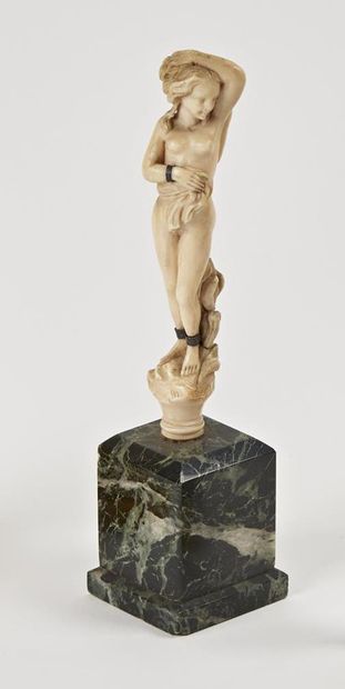 null STATUETTE en ivoire sculpté figurant Vénus surmontant un pot à feu. 
XVIIIe...