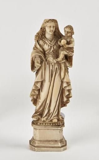 null STATUTETTE en ivoire sculpté, Vierge portant l'enfant Jésus sur le bras gauche...