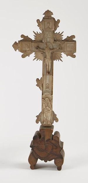 null CRUCIFIX reliquaire en bois plaqué de nacre gravé. Sur une face le christ en...