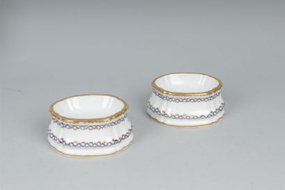 null SEVRES
Deux salières simples en porcelaine dure à décor en bleu et or d'une...