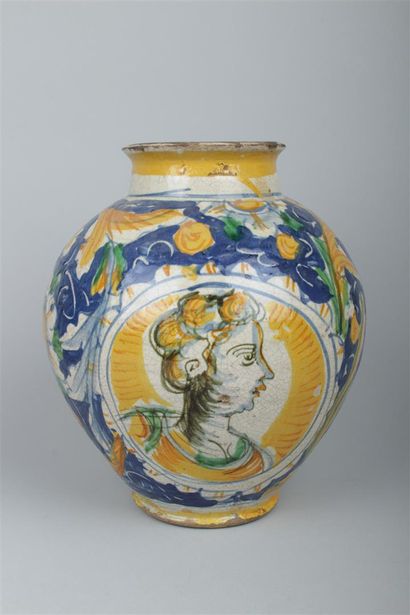 null * SICILE.
Vase boule décoré en polychromie de deux profils d'homme et de femme...