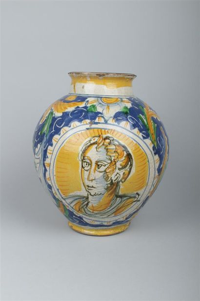 null * SICILE.
Vase boule décoré en polychromie de deux profils d'homme et de femme...