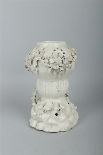 null SAINT-CLOUD
Vase pot-pourri en porcelaine tendre émaillée blanche de forme balustre...