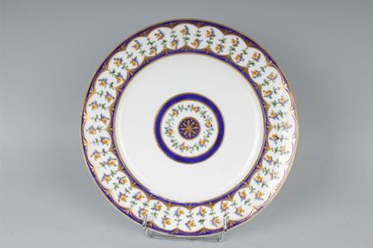 null SEVRES 
Assiette en porcelaine tendre à décor polychrome nommé festons bleu...