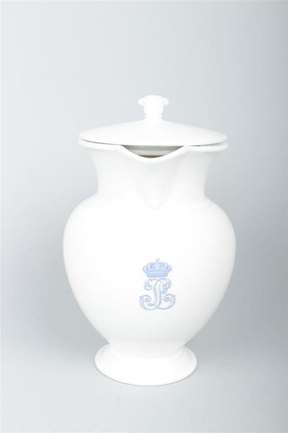null SEVRES
Pot à décoction couvert en porcelaine à décor en bleu du monogramme du...